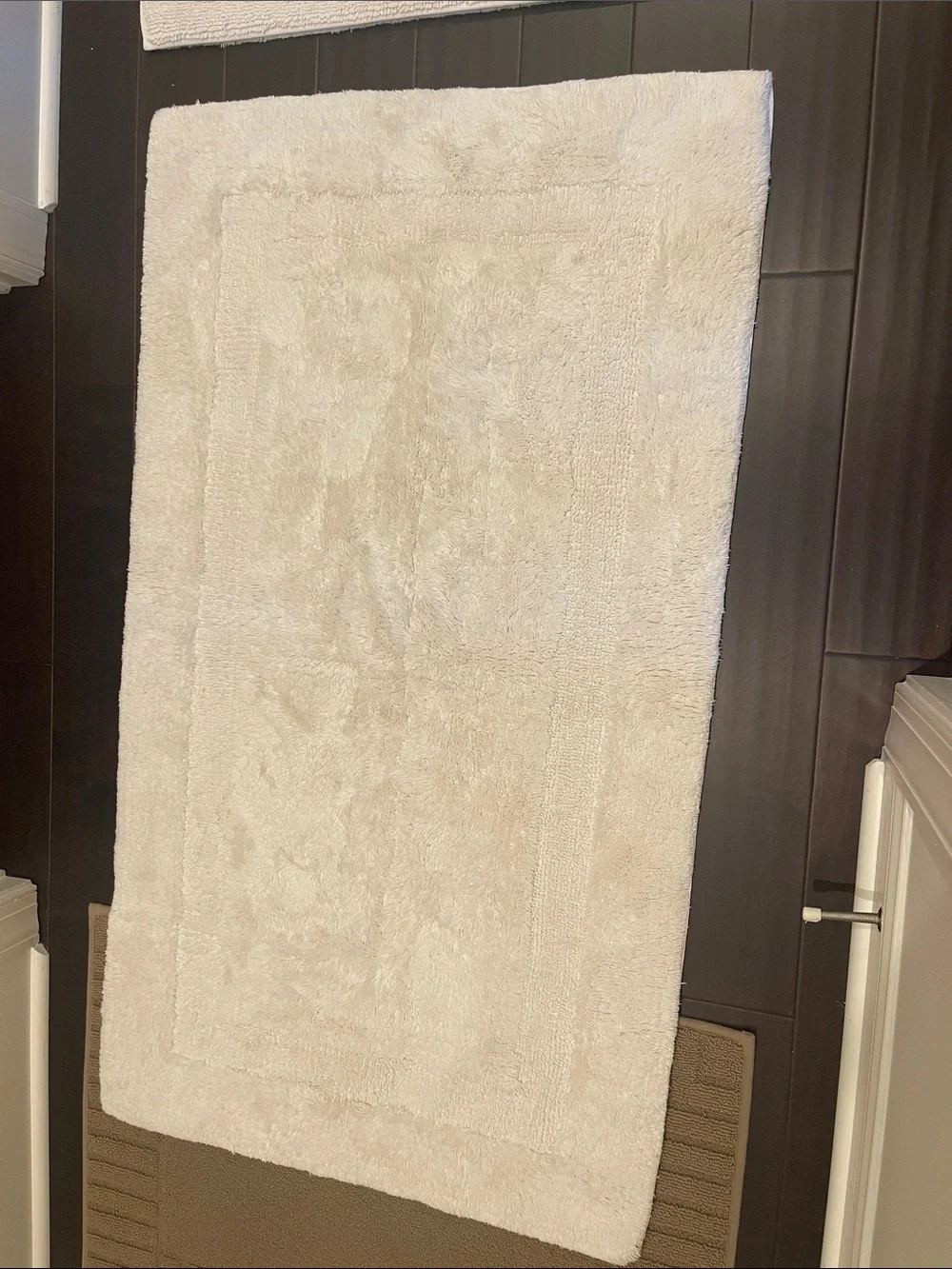 30”x50” ivory Bath Rugs (2) Like new !
